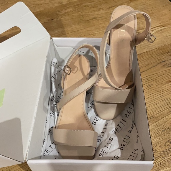 Betts Karly nude heels size 8 - Picture 3 of 5